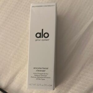 ALO Yoga Glow System Enzyme Facial Cleanser - White